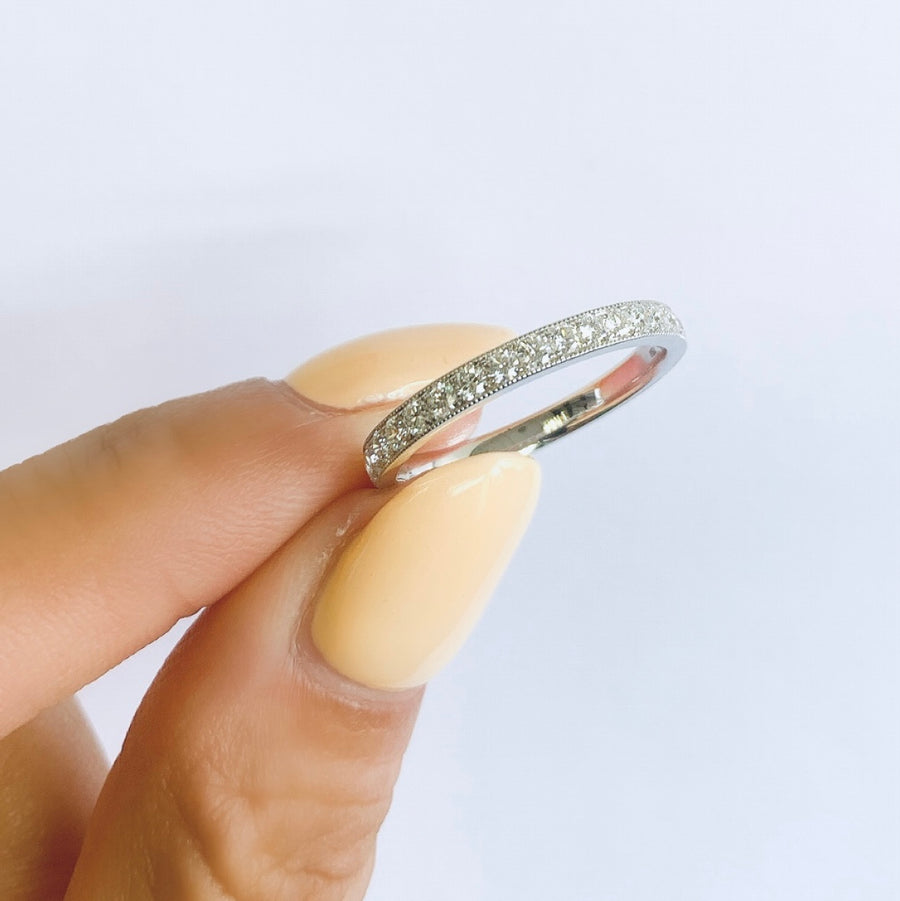 鋸狀滾邊鑲嵌鑽石戒指